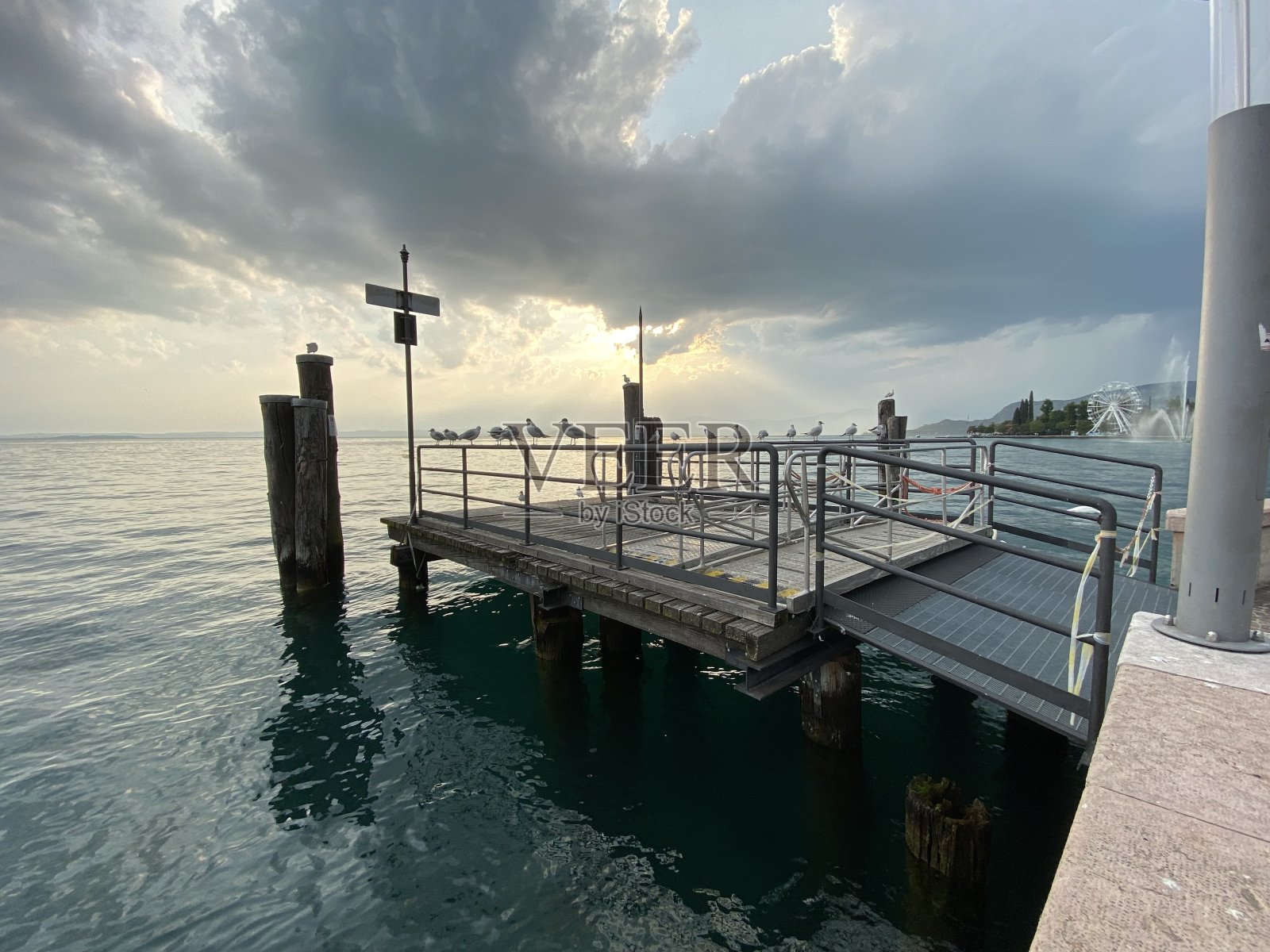 加尔达威尼托湖照片摄影图片