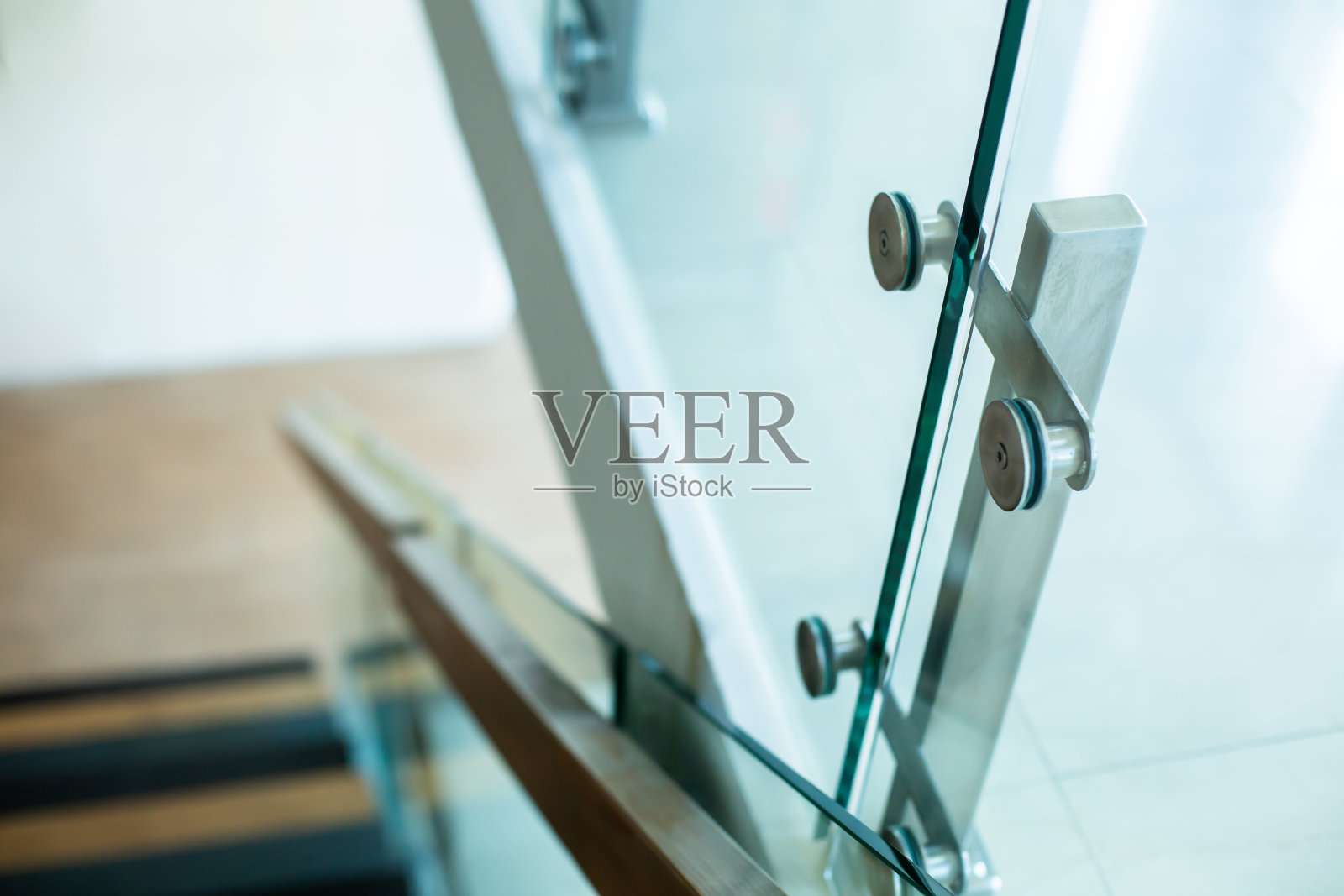 选择性聚焦于不锈钢螺栓固定玻璃照片摄影图片