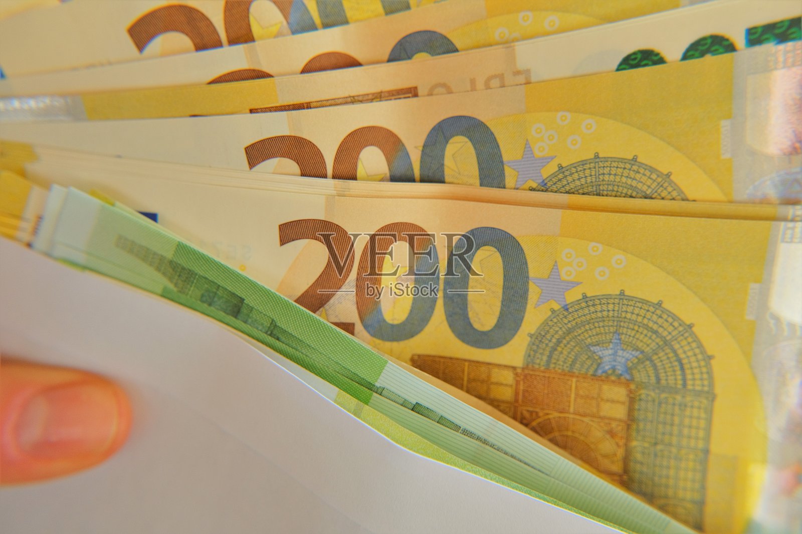 欧元bills.Money。装着钱的信封。100欧元和200欧元的钞票。欧元钞票包。薪水装在信封里。照片摄影图片