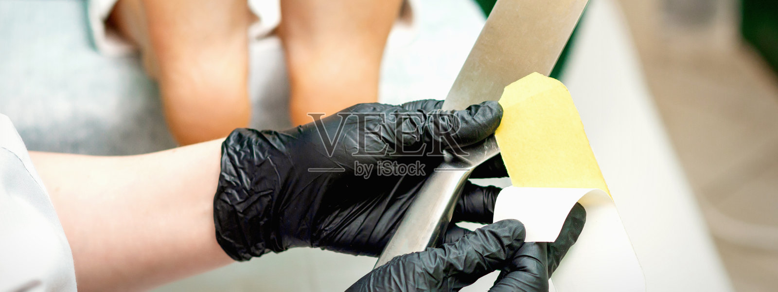 修脚师换上新的鞋跟锉照片摄影图片