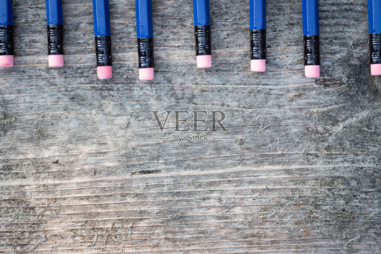 铅笔橡皮擦在木头上的边缘照片摄影图片