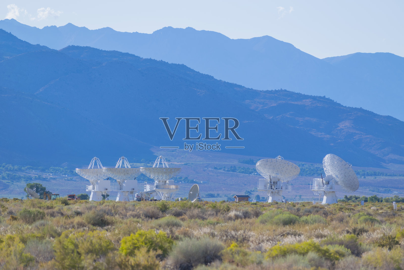 加利福尼亚沙漠山脉的欧文斯谷雷达天线照片摄影图片