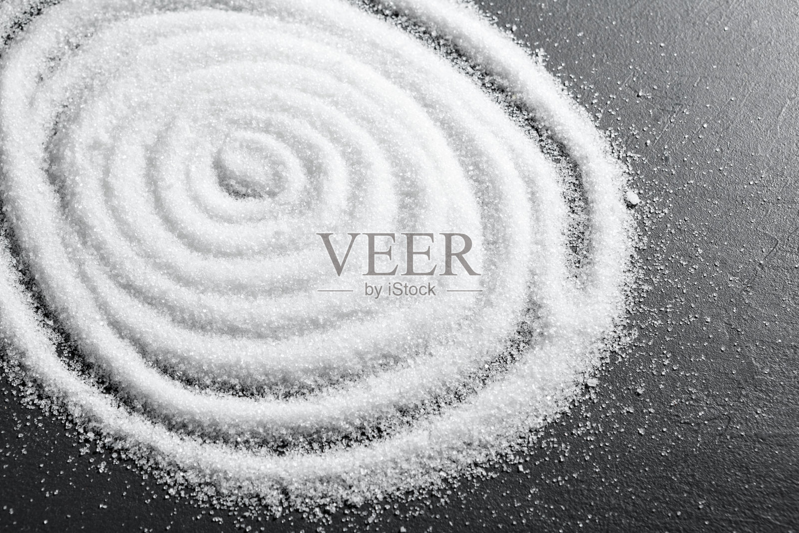 在黑色背景上分散的糖照片摄影图片