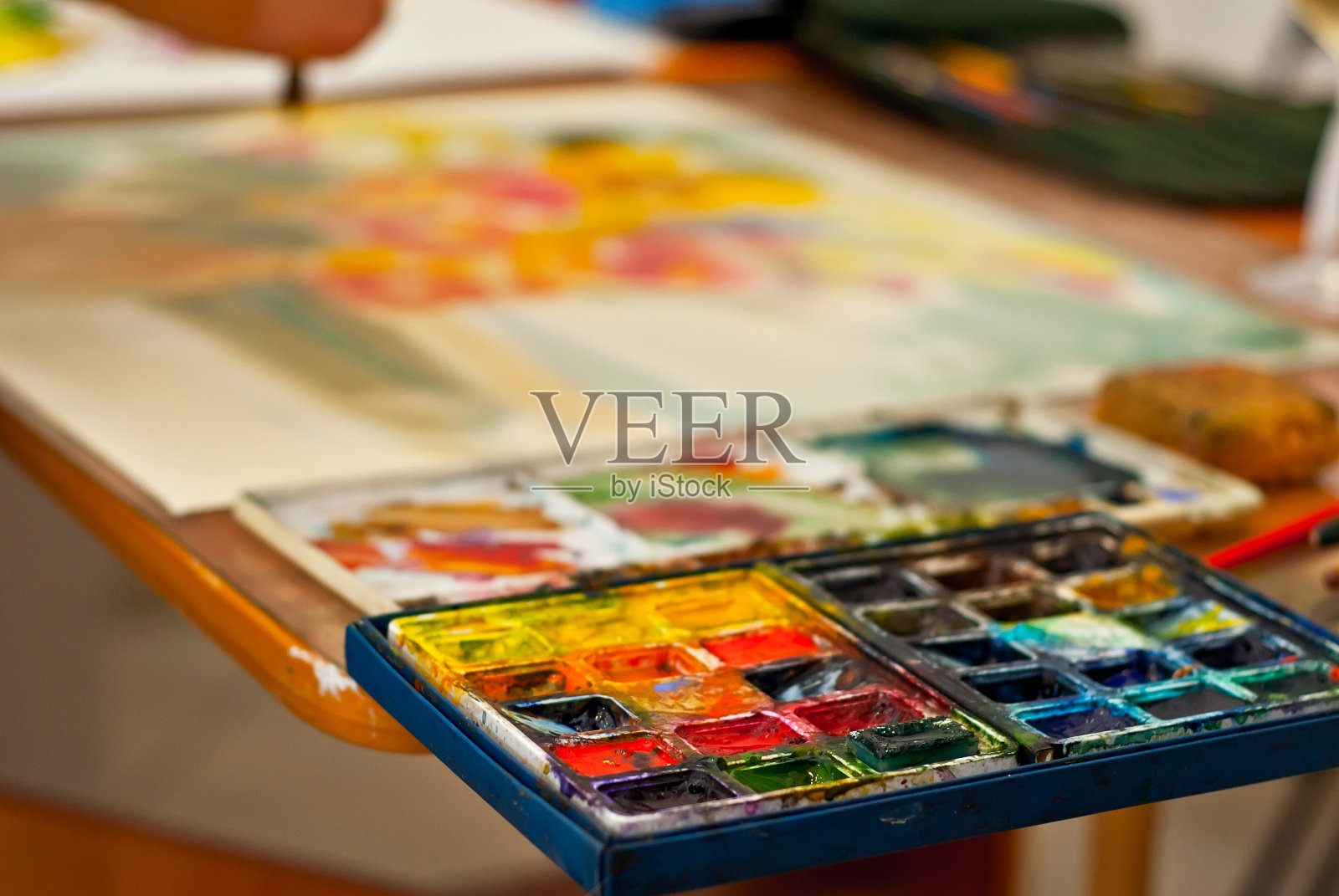 五颜六色的颜料。桌子上有水彩画。照片摄影图片