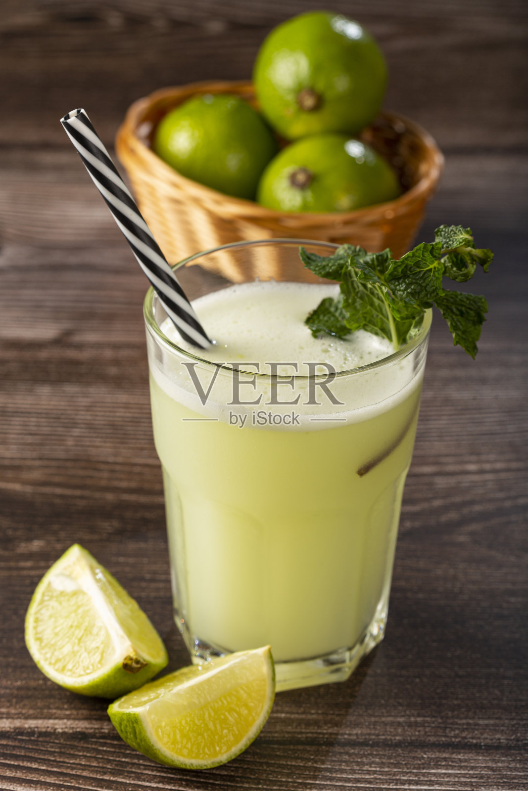 清新的柠檬水加薄荷。柠檬水,夏天喝。照片摄影图片