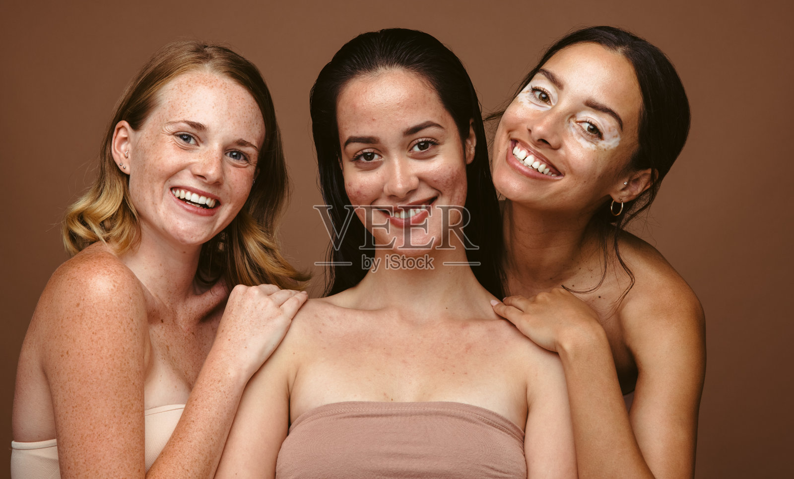 自信不仅仅来自于皮肤的美丽照片摄影图片