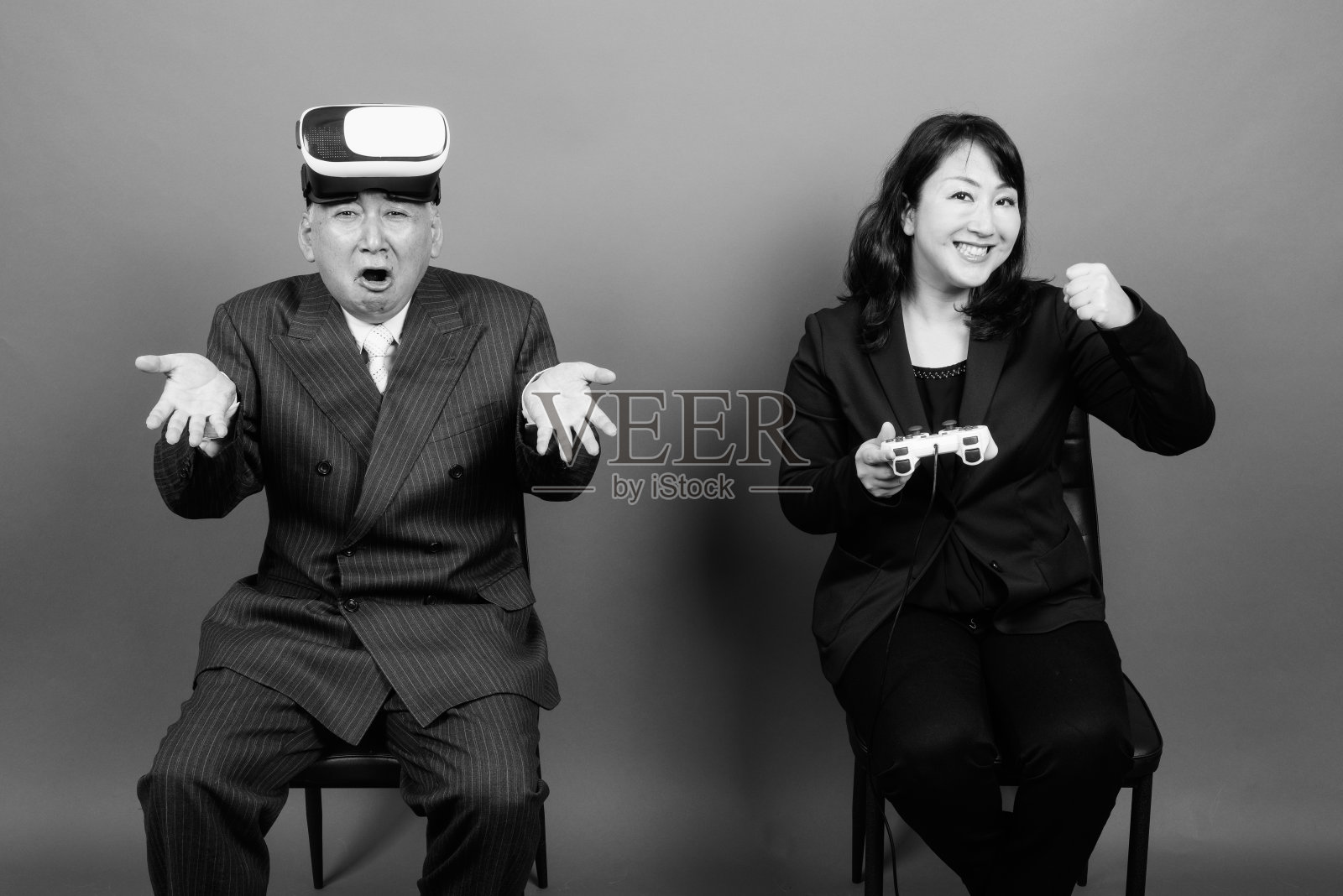 单色肖像成熟的亚洲商人和成熟的亚洲女商人在一起照片摄影图片