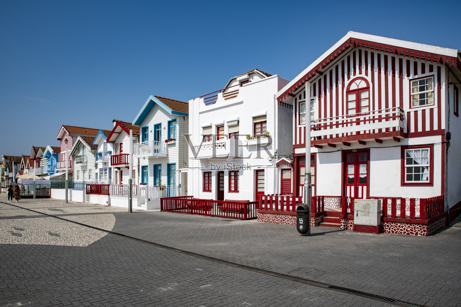 葡萄牙阿威罗,大街上有典型的科斯塔诺瓦风格的彩色条纹房屋。照片摄影图片