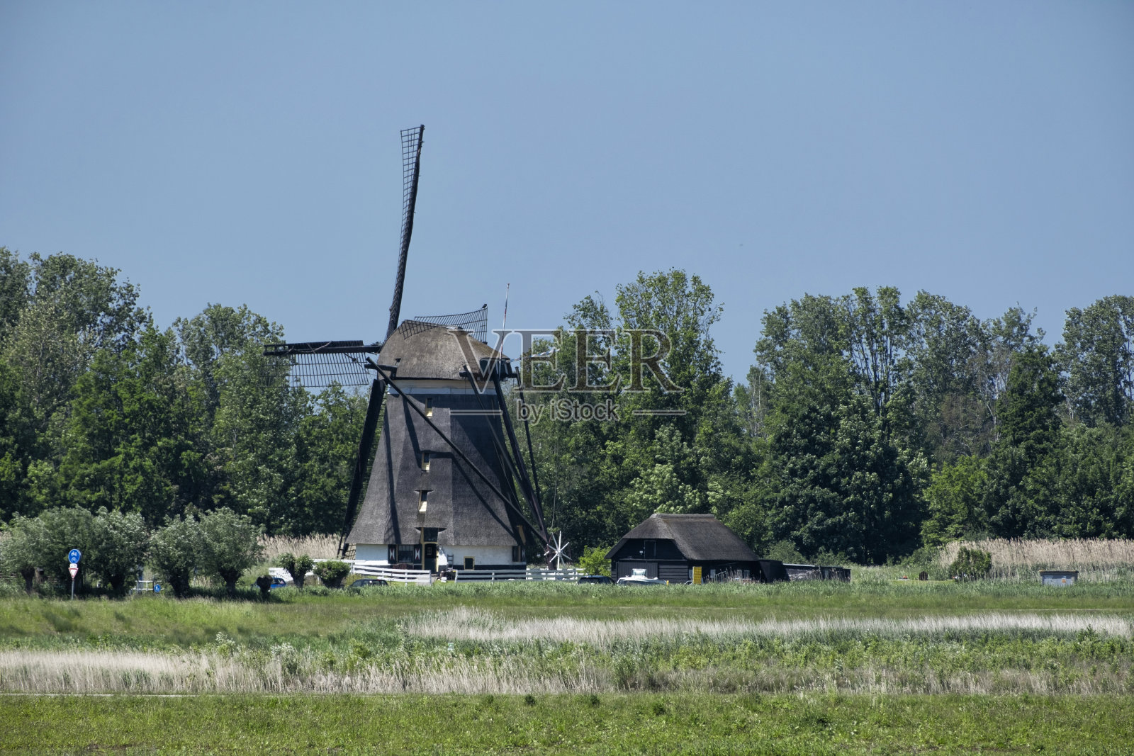 荷兰运河上的老风车照片摄影图片