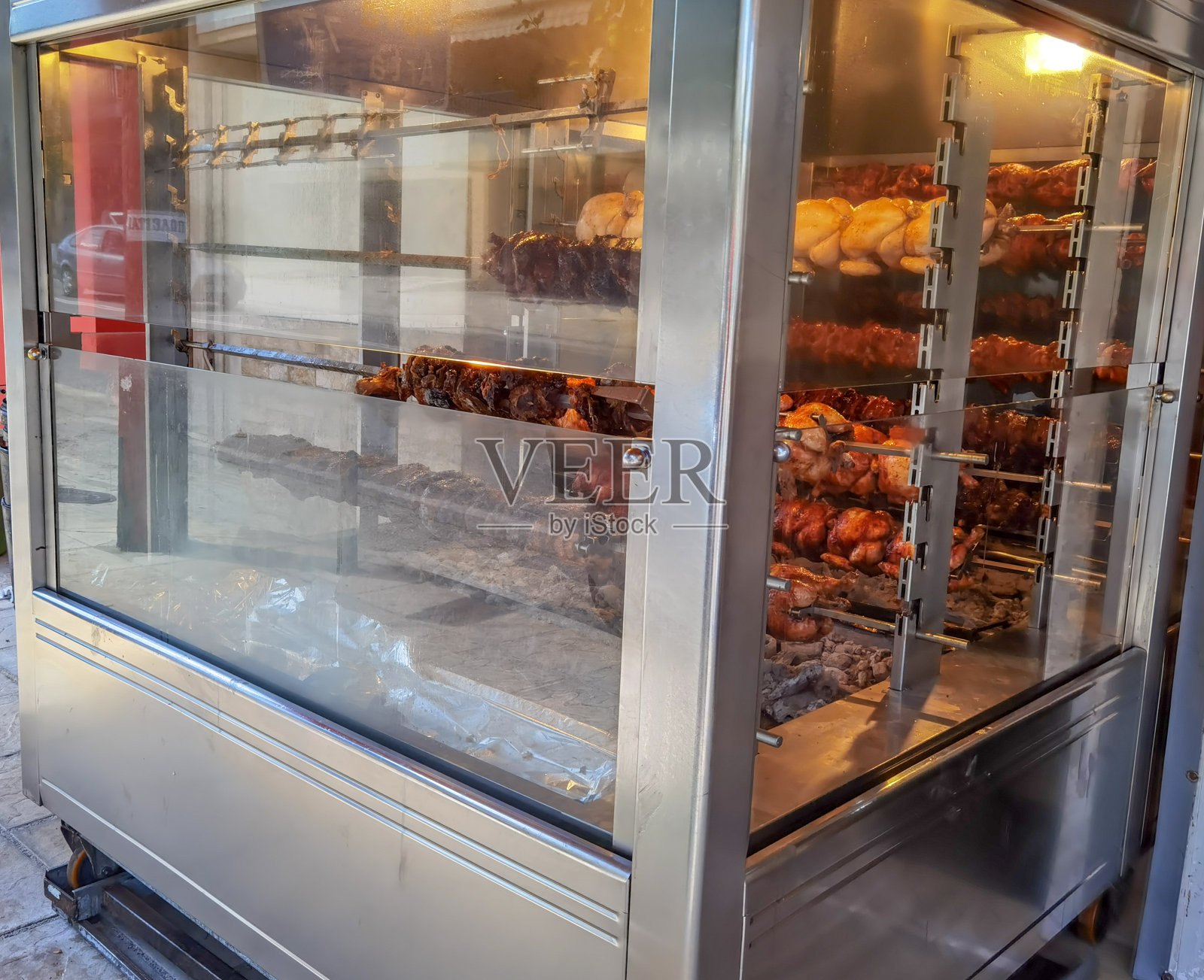 烤鸡,步行街上的移动马车烤架照片摄影图片