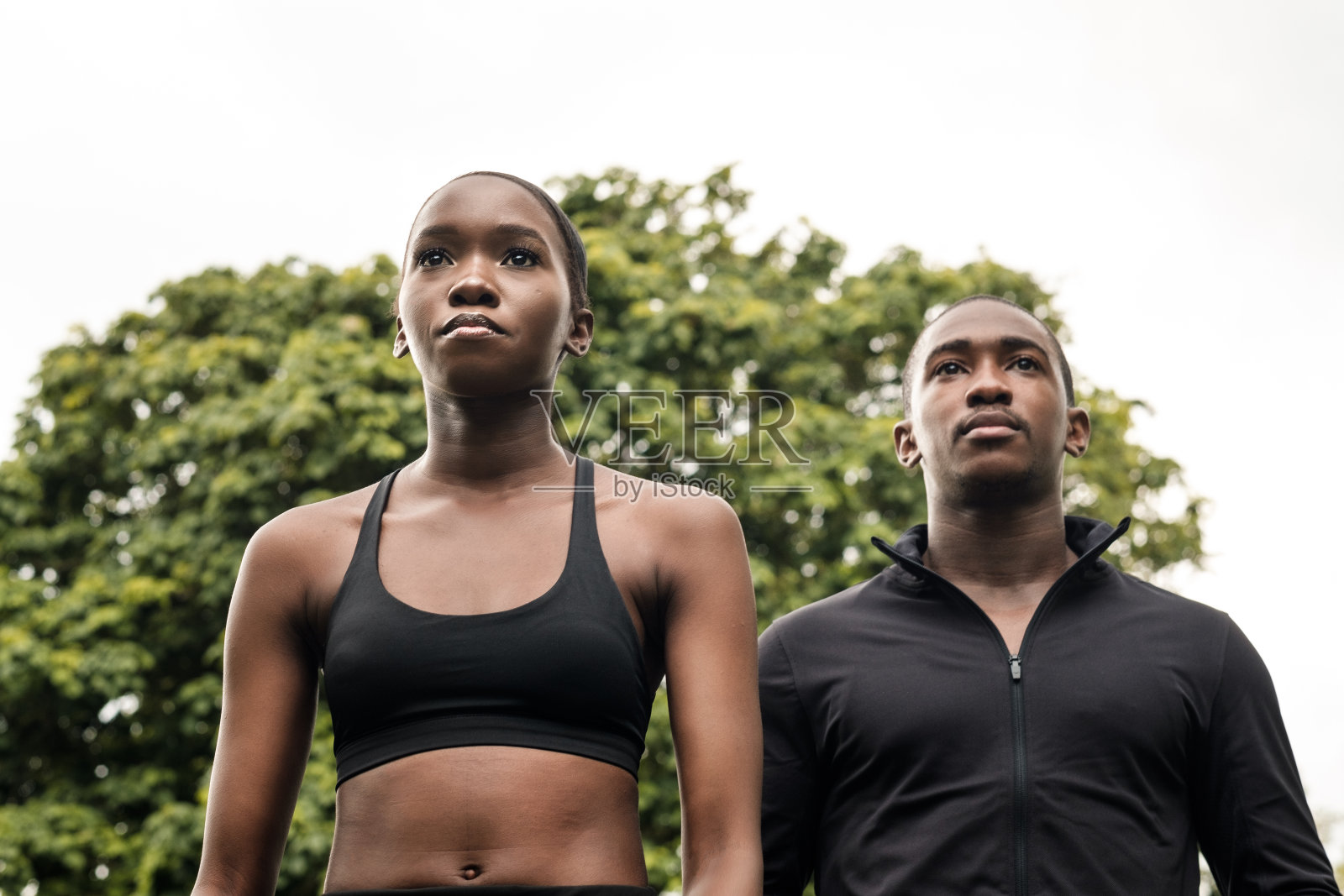 黑人兄妹双胞胎穿着时髦的运动服在户外跑步。照片摄影图片