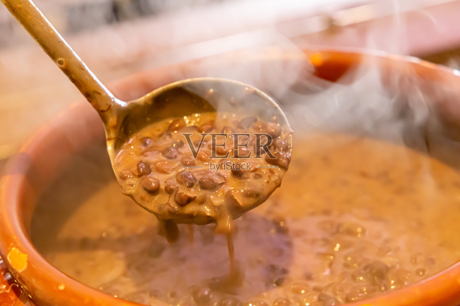 陶瓷锅里有巴西菜,典型的巴西菜。在巴西的一家餐馆里照片摄影图片