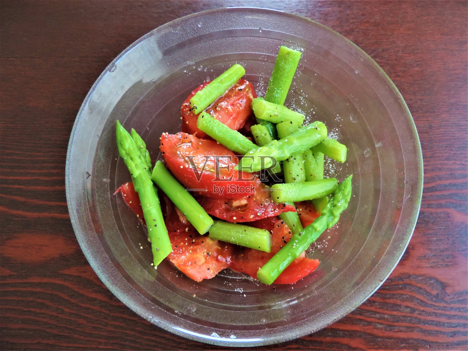 日本。7月。绿色芦笋和红色西红柿。沙拉。照片摄影图片