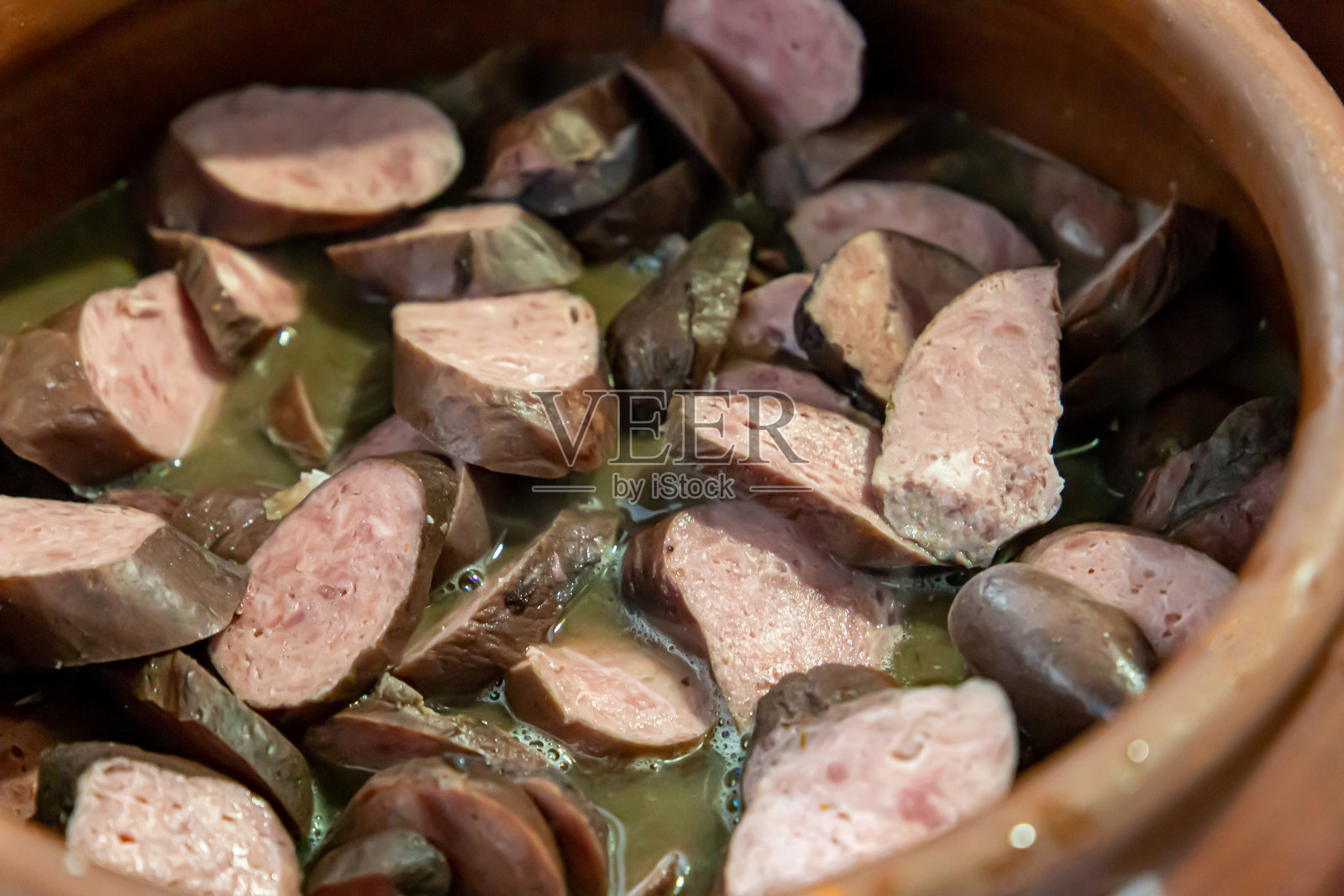 陶瓷锅里有巴西菜,典型的巴西菜。在巴西的一家餐馆里照片摄影图片
