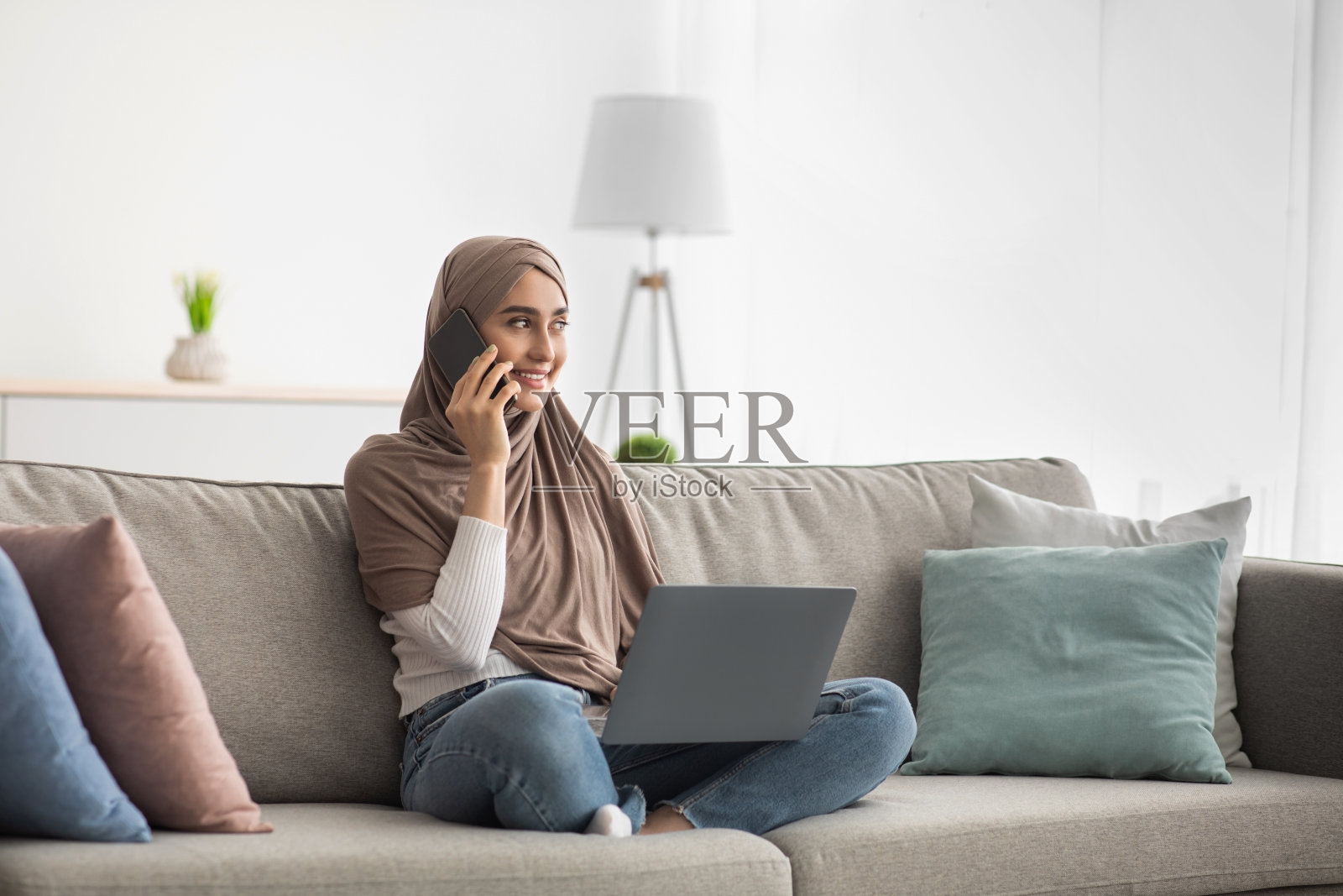 家庭办公室,远程工作,新冠隔离和与客户沟通照片摄影图片