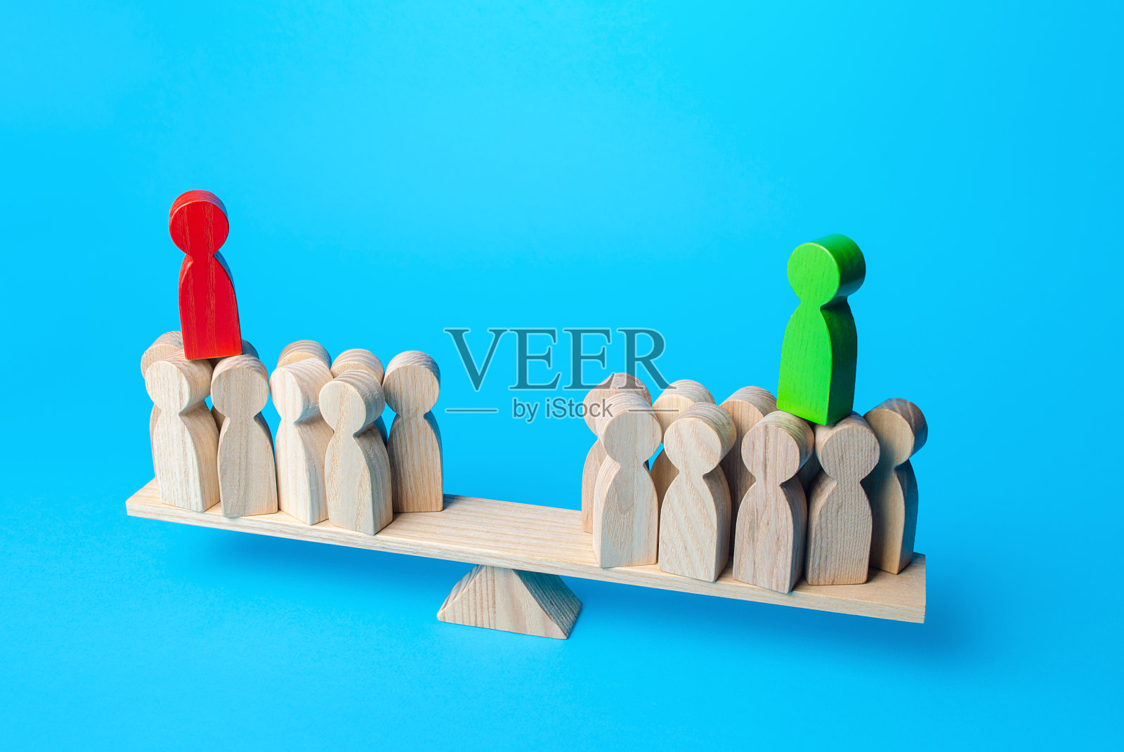 这两个对手得到了天平上的追随者的支持。对选举的多数支持。竞选活动。选民。民主,政治平衡制度。反对党和执政党。照片摄影图片