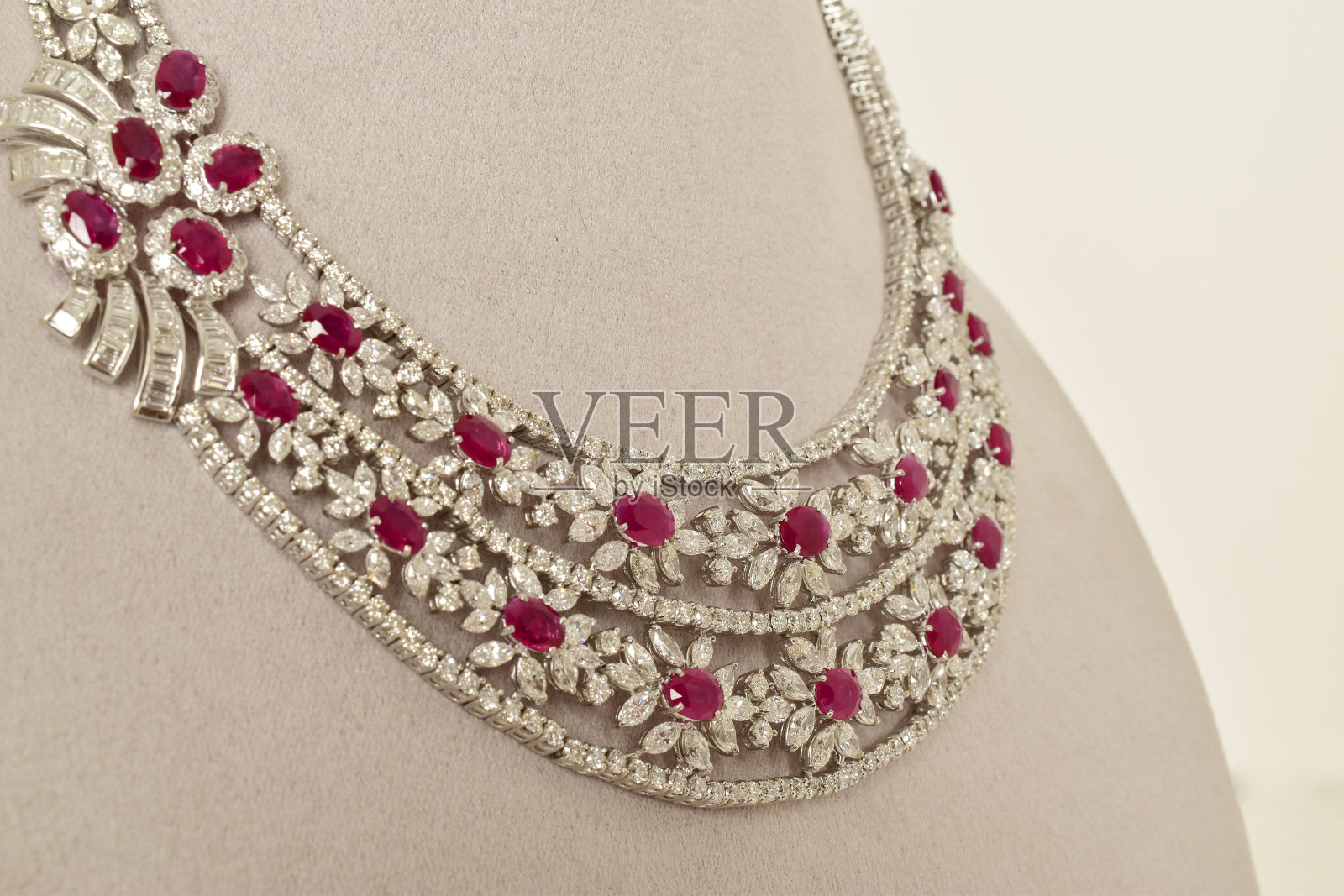 特写的钻石项链在白色背景与剪辑路径照片摄影图片