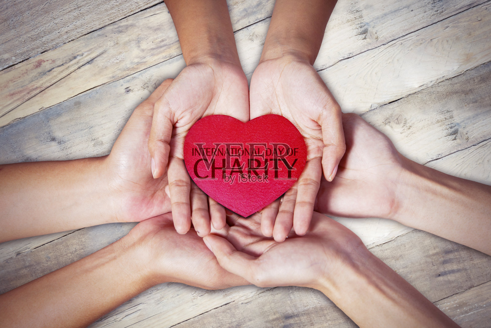 三手执国际慈善日短信照片摄影图片