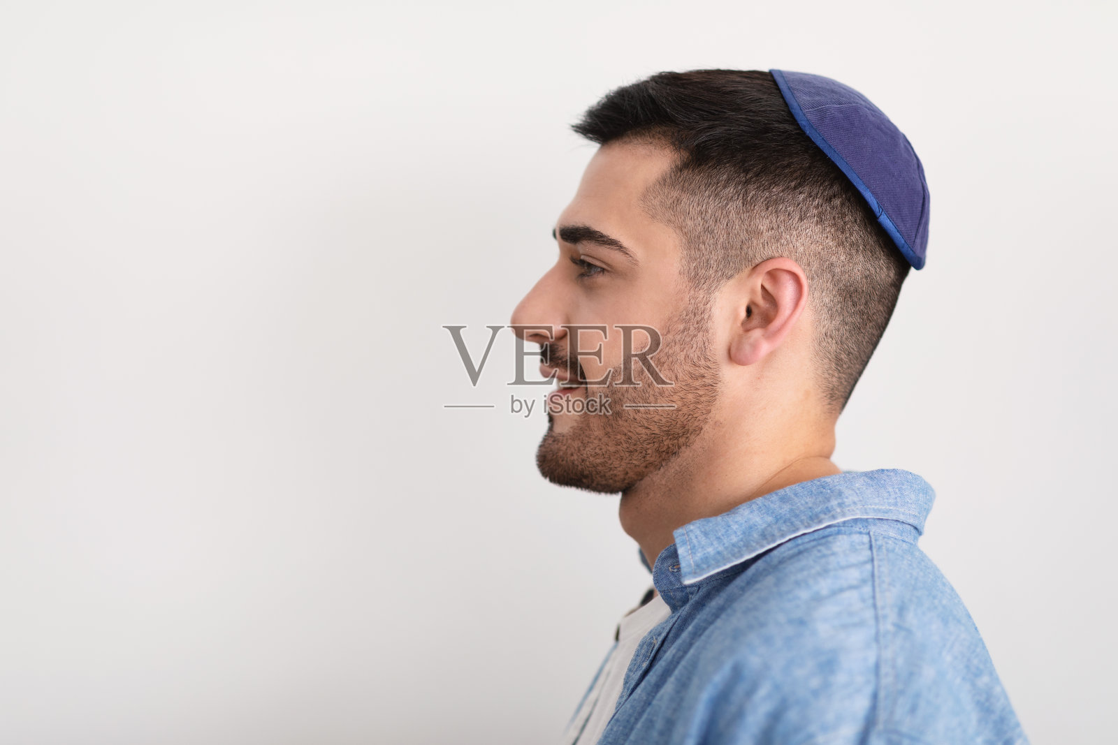 戴着小帽微笑的犹太男子的特写肖像照片摄影图片