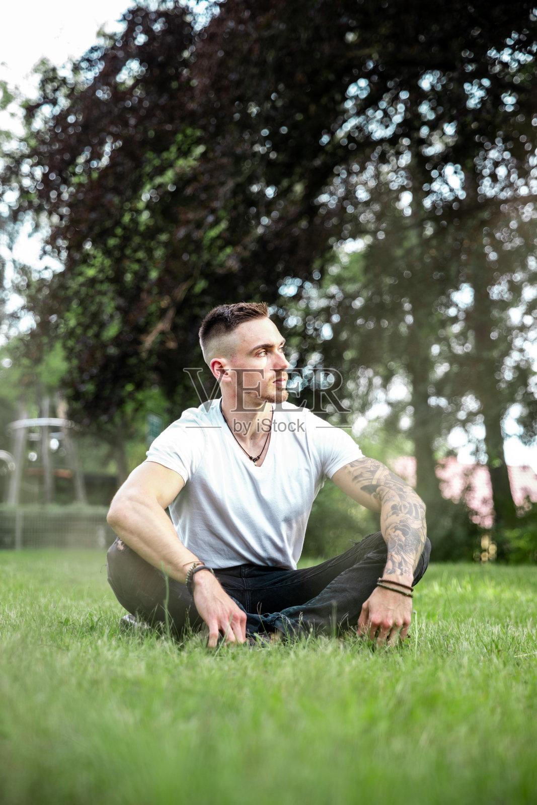 一个年轻英俊的男人在公园里散步照片摄影图片