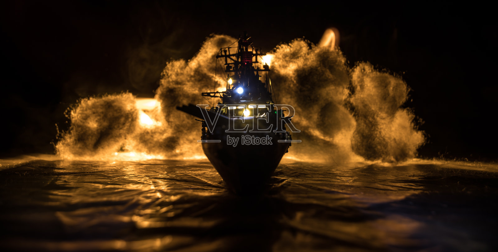 在雾蒙蒙的背景中,一群人站在模糊的军用战舰前的剪影。有选择性的重点。照片摄影图片