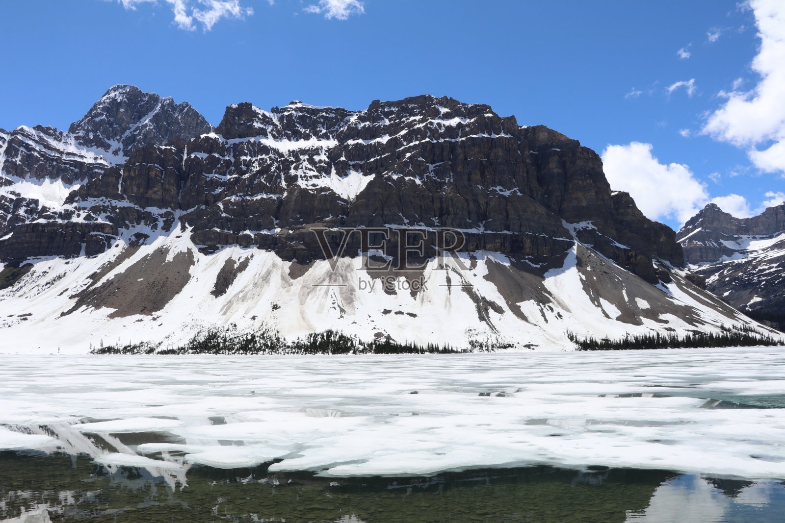 美丽的班夫国家公园里令人惊叹的佩托湖。加拿大中部落基山脉积雪覆盖的山峰。哦,加拿大,你真是太棒了。照片摄影图片