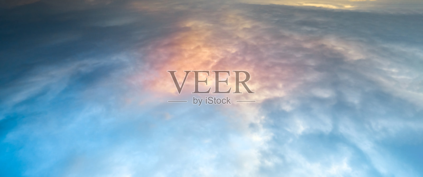 日落时浓密的henday云。自然色彩斑斓的阳光之下。自然的傍晚日落和厚厚的蓝色云彩。从太空看多云的天空照片摄影图片