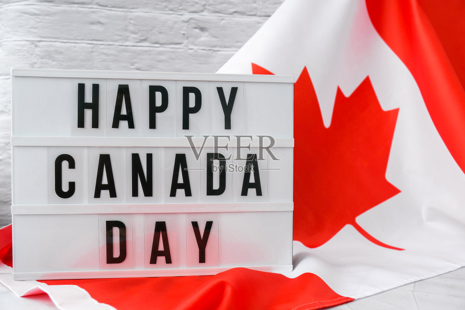 加拿大国旗。灯箱上有文字HAPPY CANADA DAY加拿大国旗或枫叶。。国际关系的概念。独立日照片摄影图片