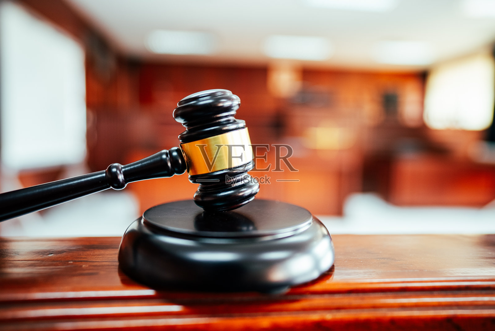 木制的法庭木槌在法庭的木桌上,法官和审判。拍卖。法律与正义,法制观念,法官。照片摄影图片