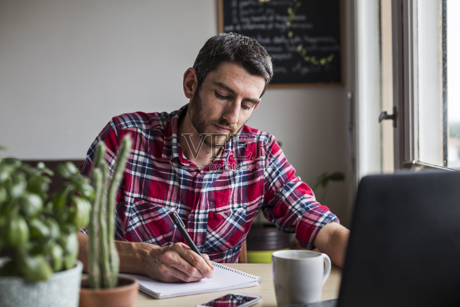 男人在记事本上写字照片摄影图片
