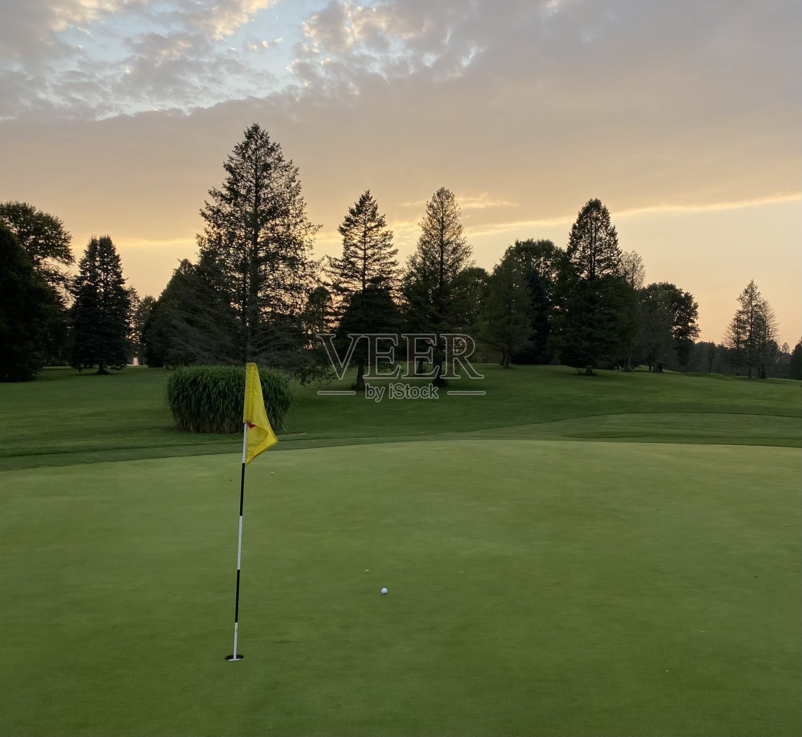 高尔夫球场与日落照片摄影图片
