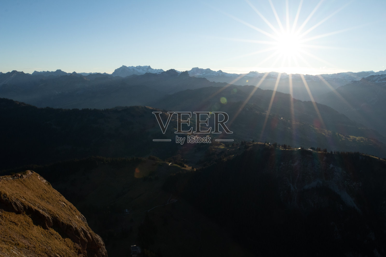 在一个美丽的早晨,卢塞恩湖壮丽的日出景色。在这个叫Mythen的山峰上的餐厅喝一杯啤酒,坐在镜头前看鸟儿飞翔。照片摄影图片