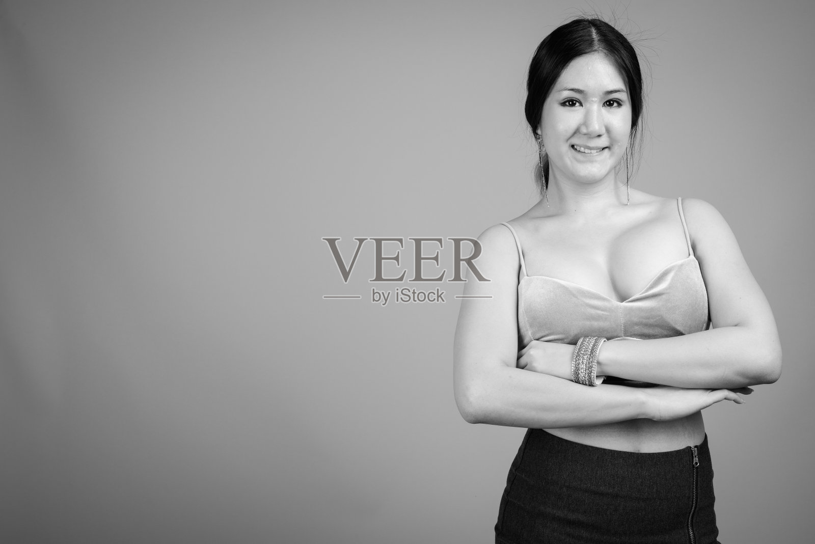 单色肖像年轻美丽的亚洲女人在灰色的背景照片摄影图片