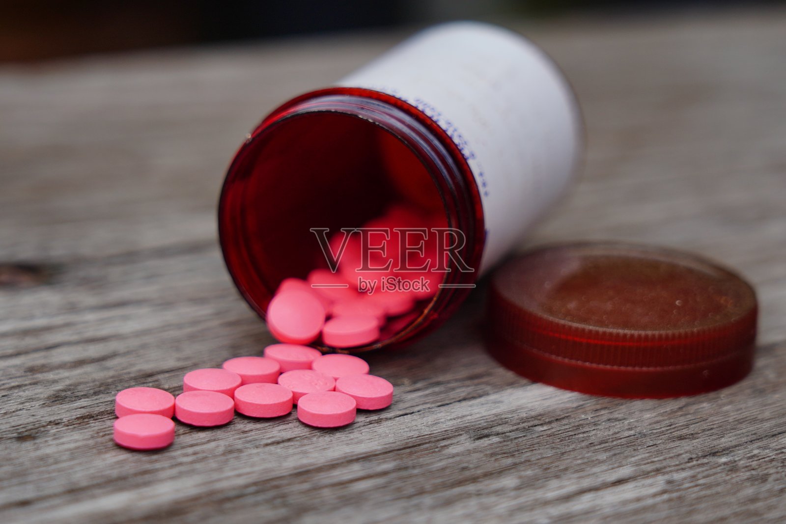 粉色药片散落照片摄影图片