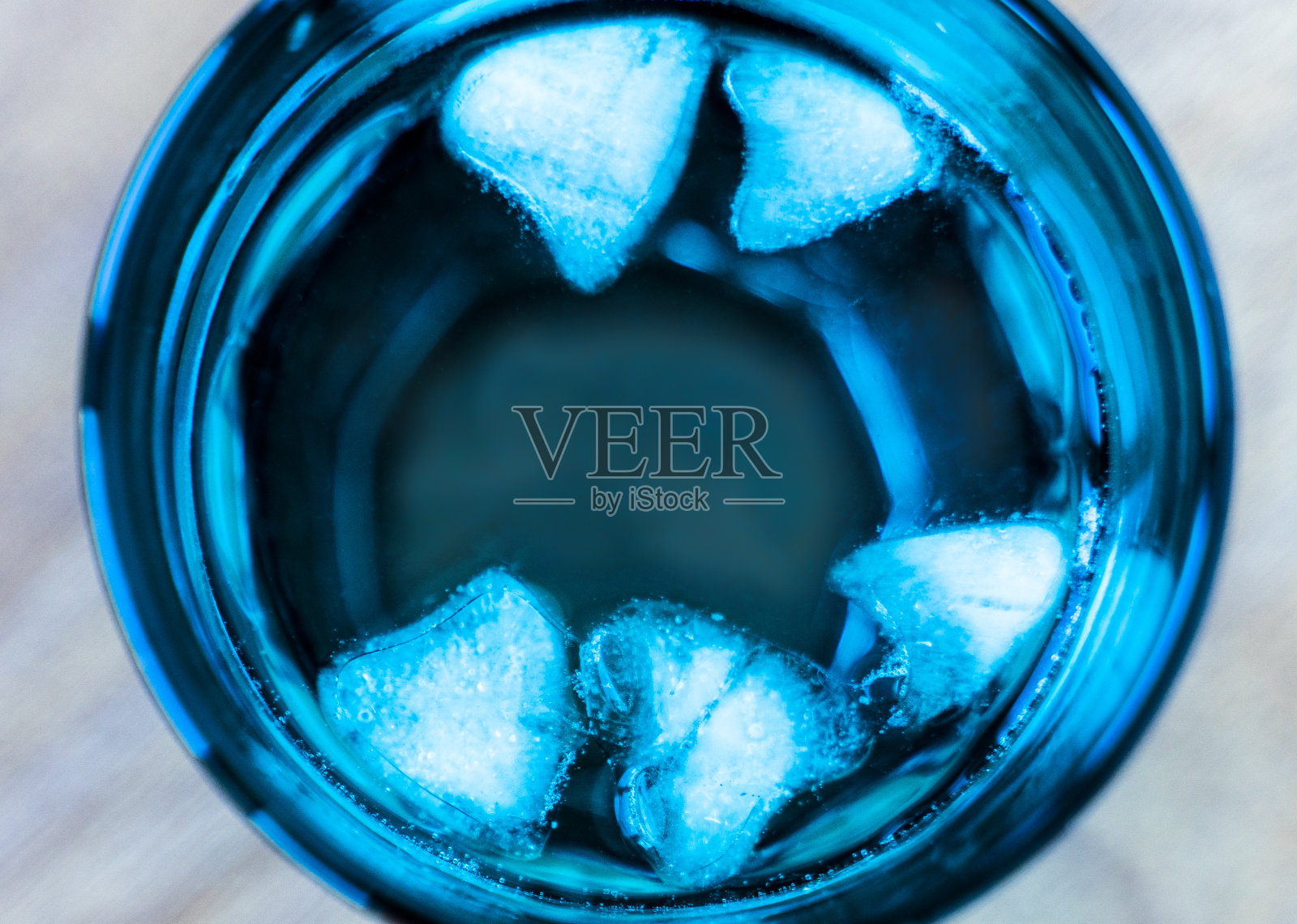 特写镜头:冰块放在玻璃杯里,空出一个地方放面团照片摄影图片