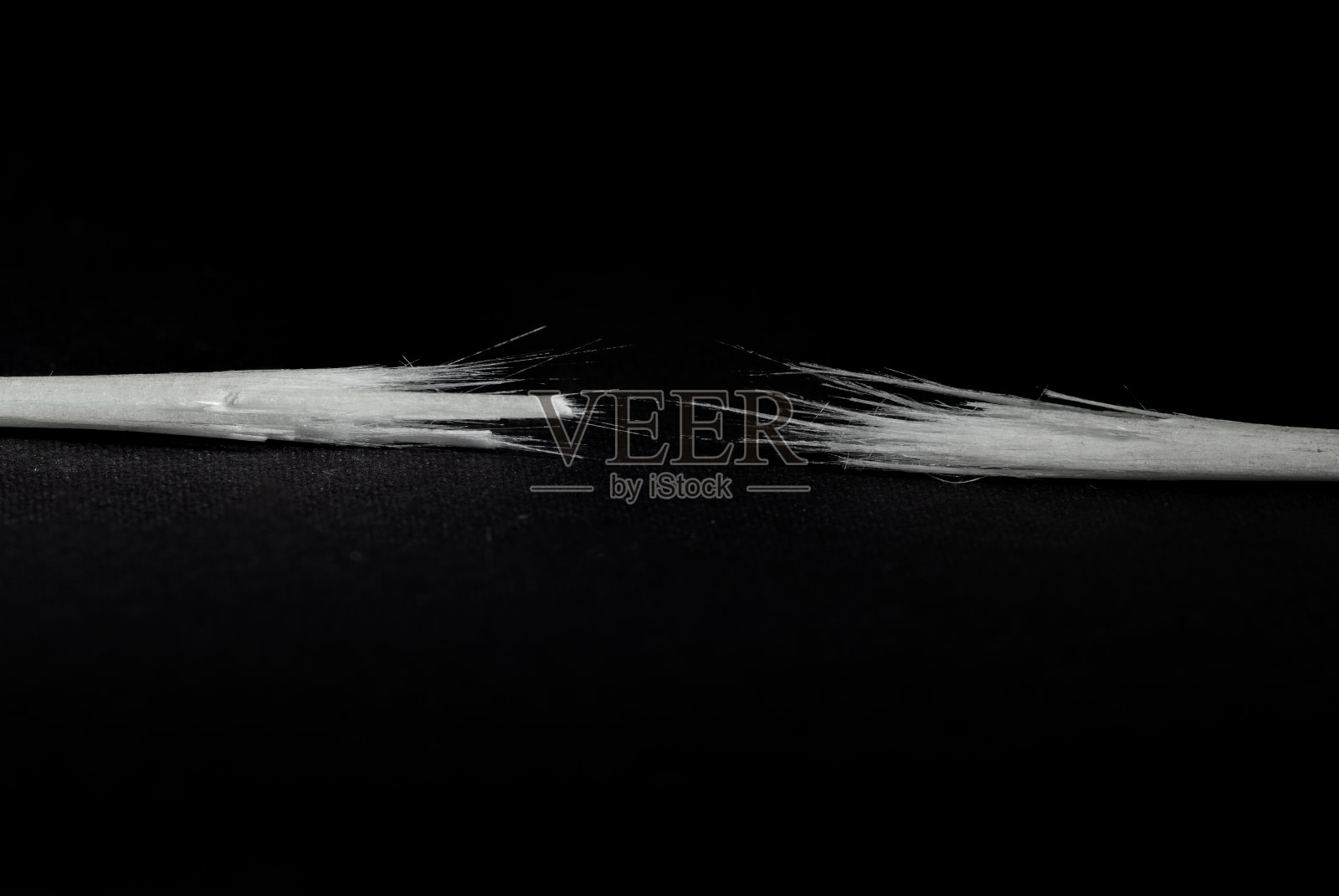 彻底破坏真正的光纤在黑色背景照片摄影图片