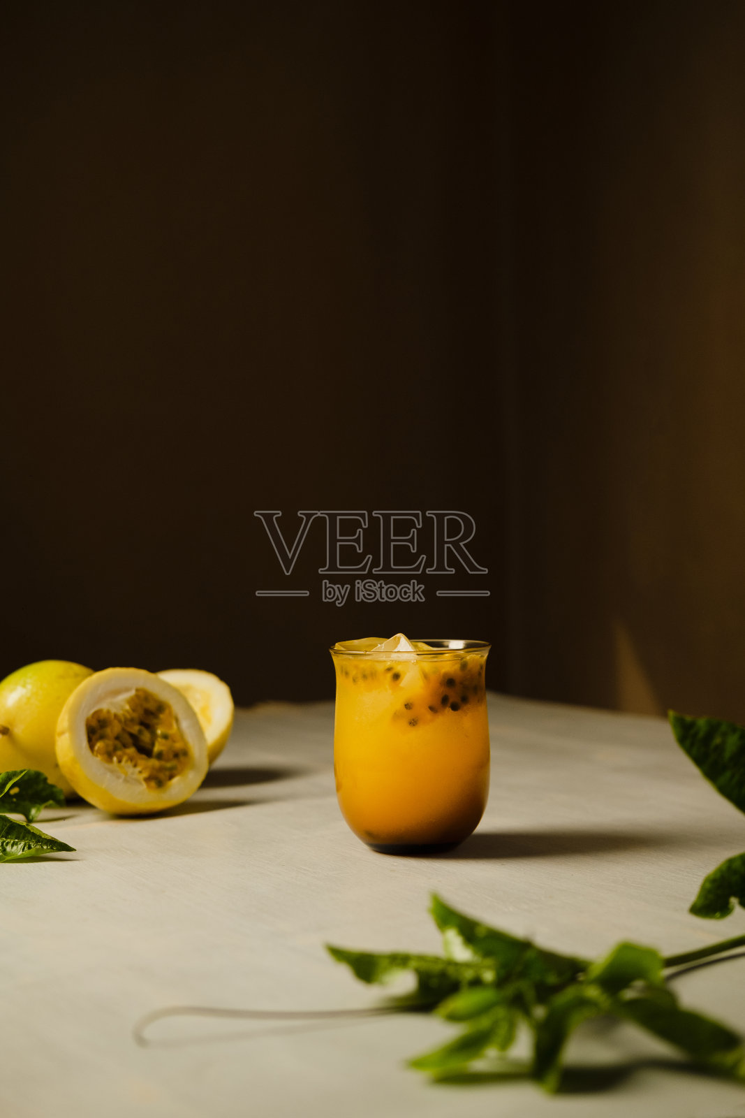 百香果mocktail。照片摄影图片