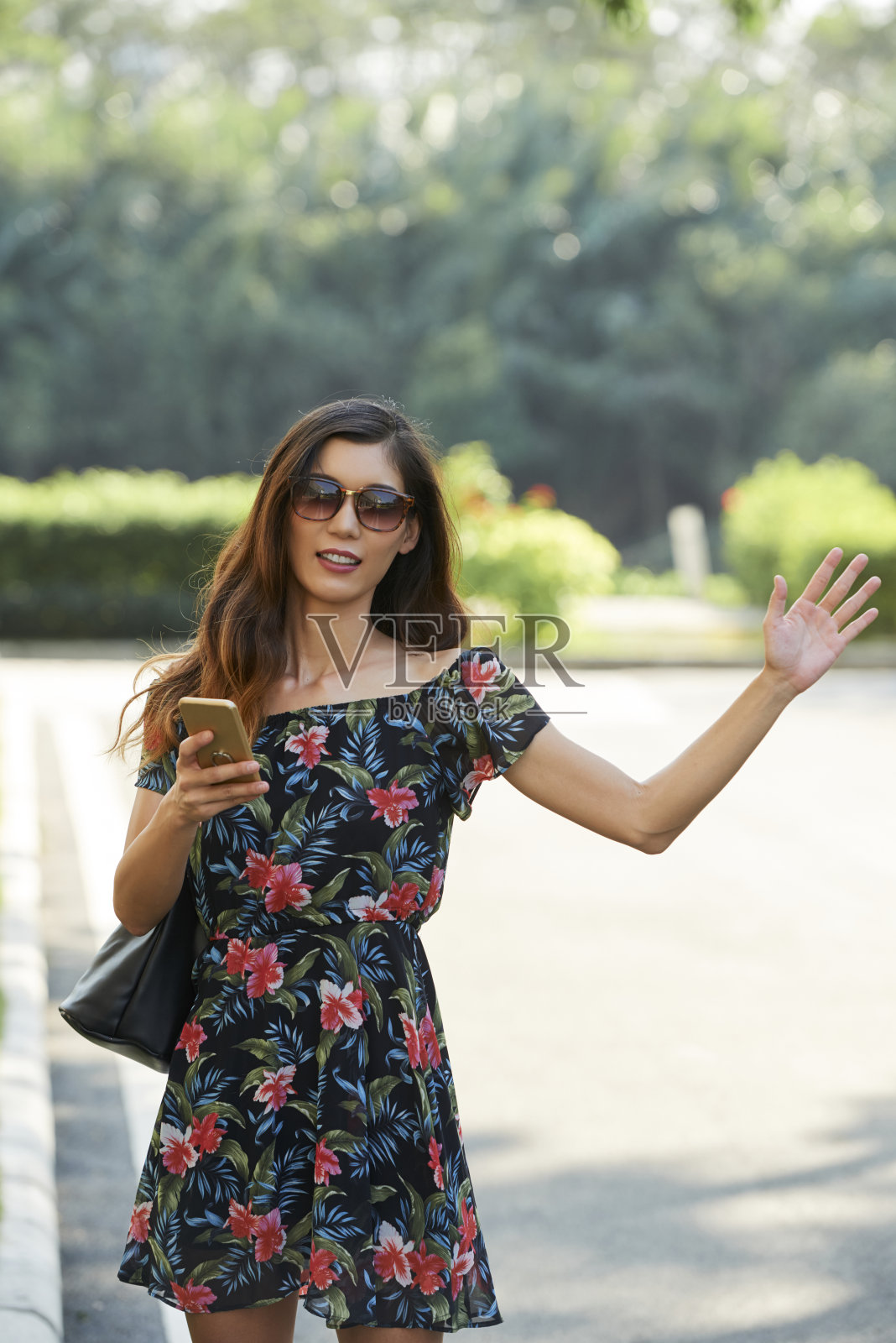 女人用App查出租车照片摄影图片