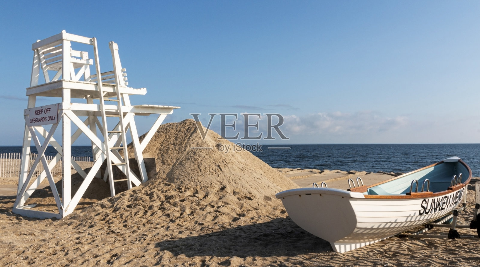 救生员站和俯瞰水面的划艇照片摄影图片