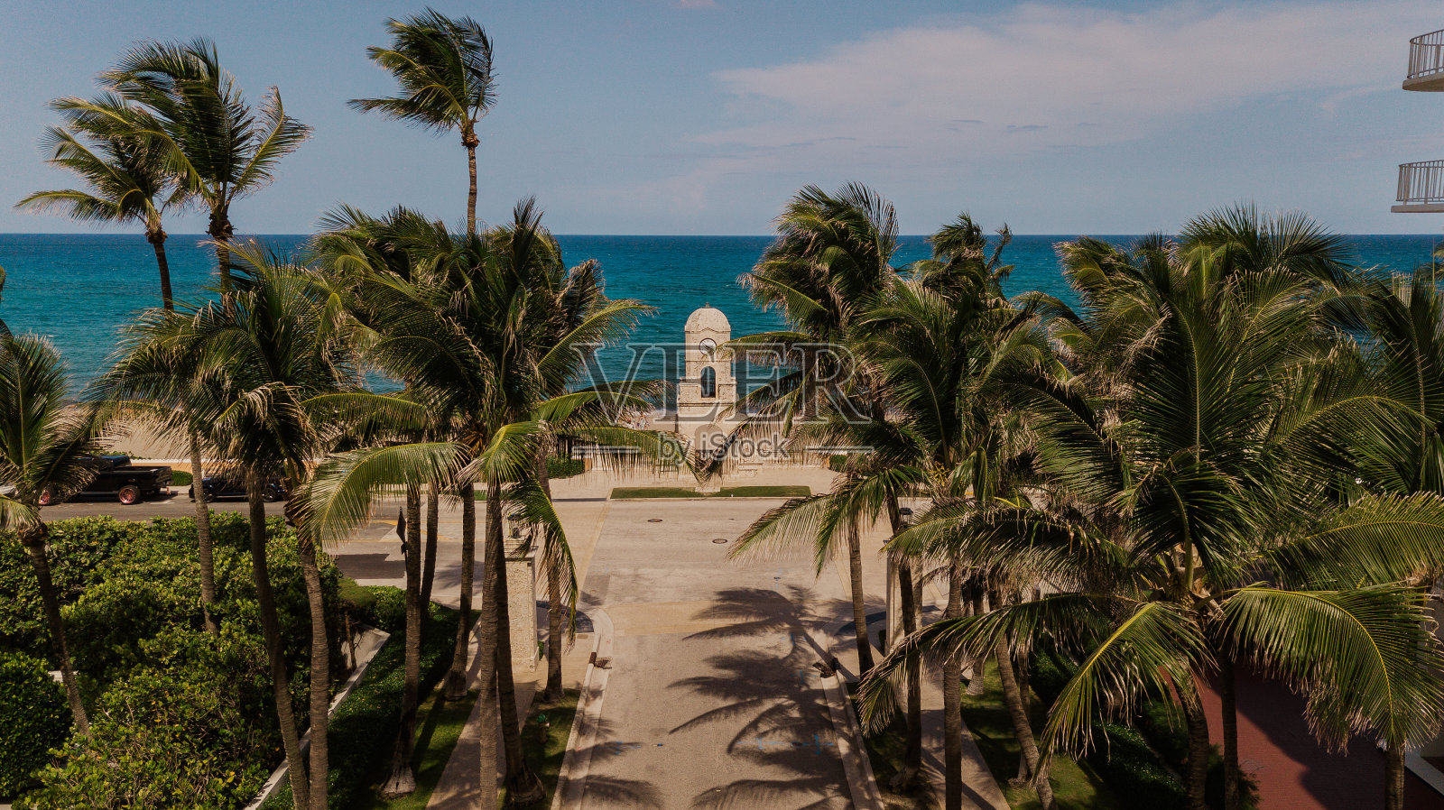 棕榈滩鸟瞰图:被棕榈树环绕的沃斯大道钟楼俯瞰佛罗里达棕榈滩海滩,2019冠状病毒病三角洲变种上升期间的2021年7月夏季照片摄影图片