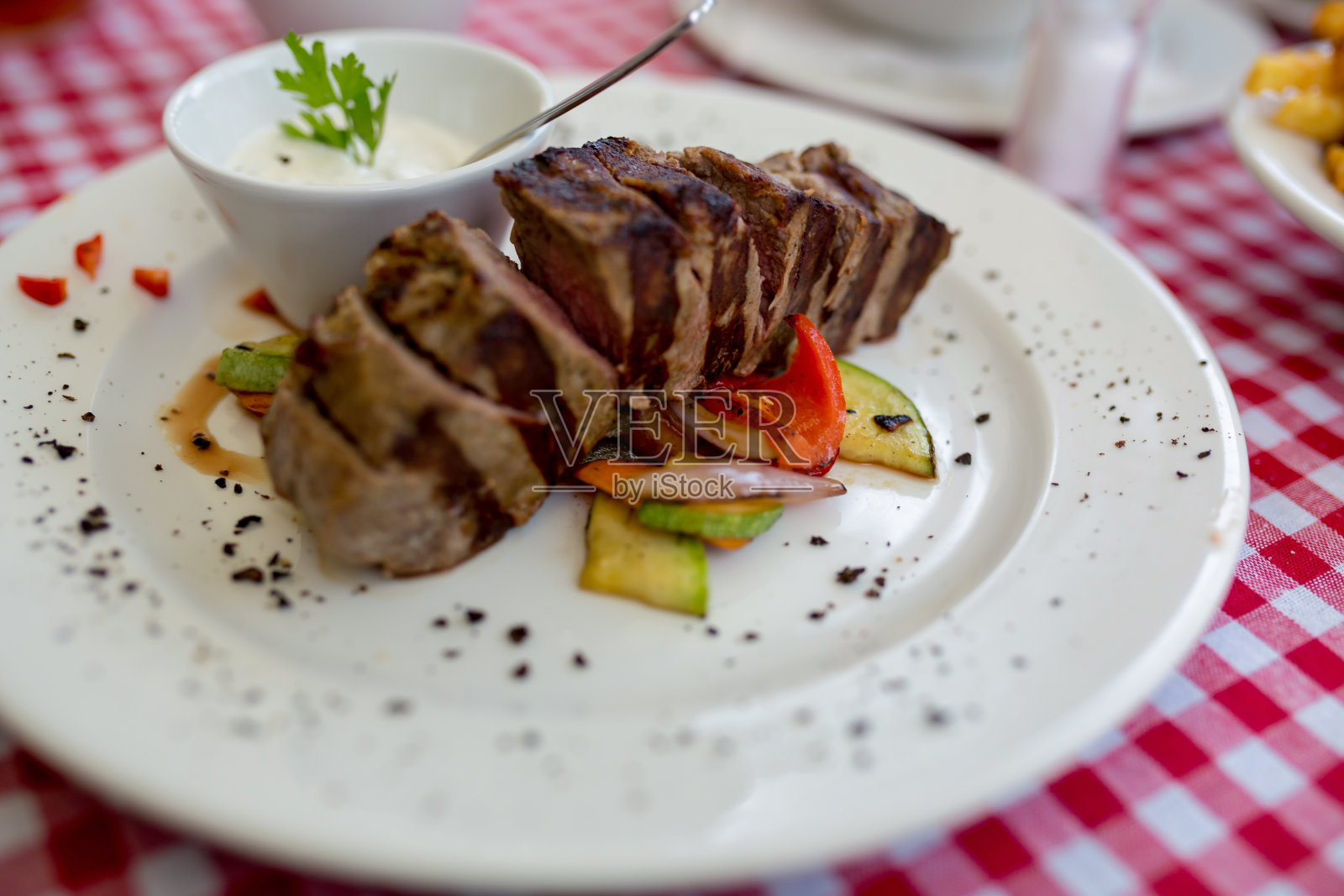 烤牛排配香料。照片摄影图片