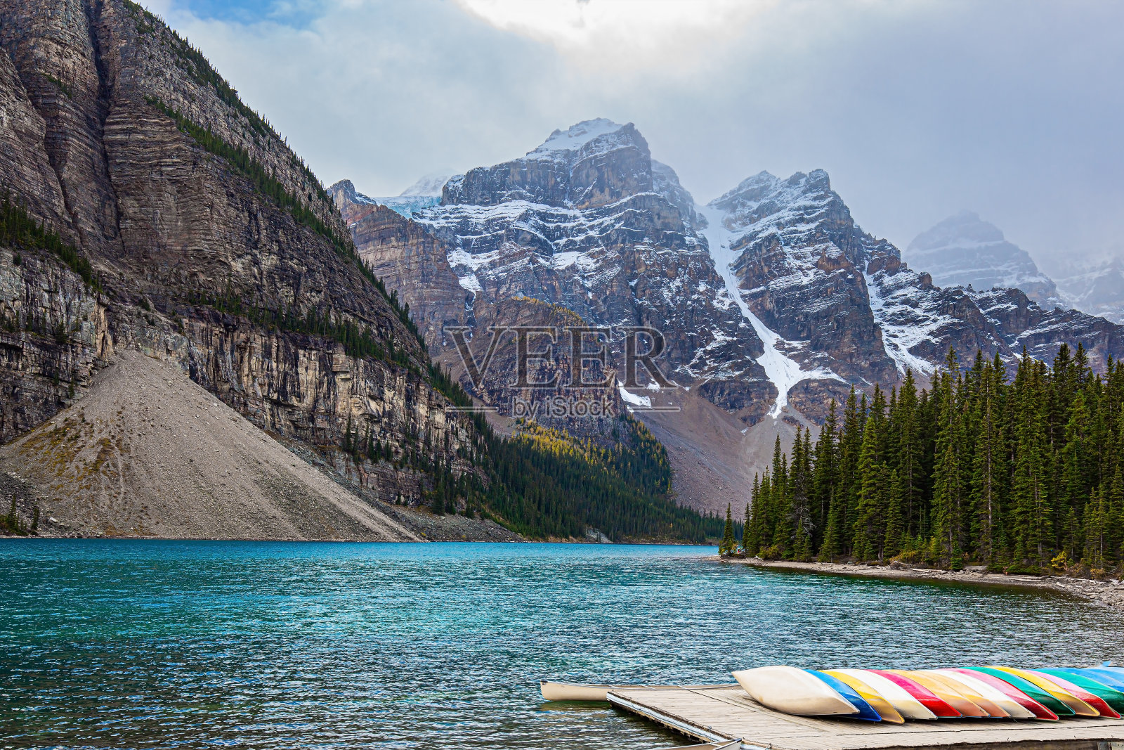 几只独木舟和小船照片摄影图片