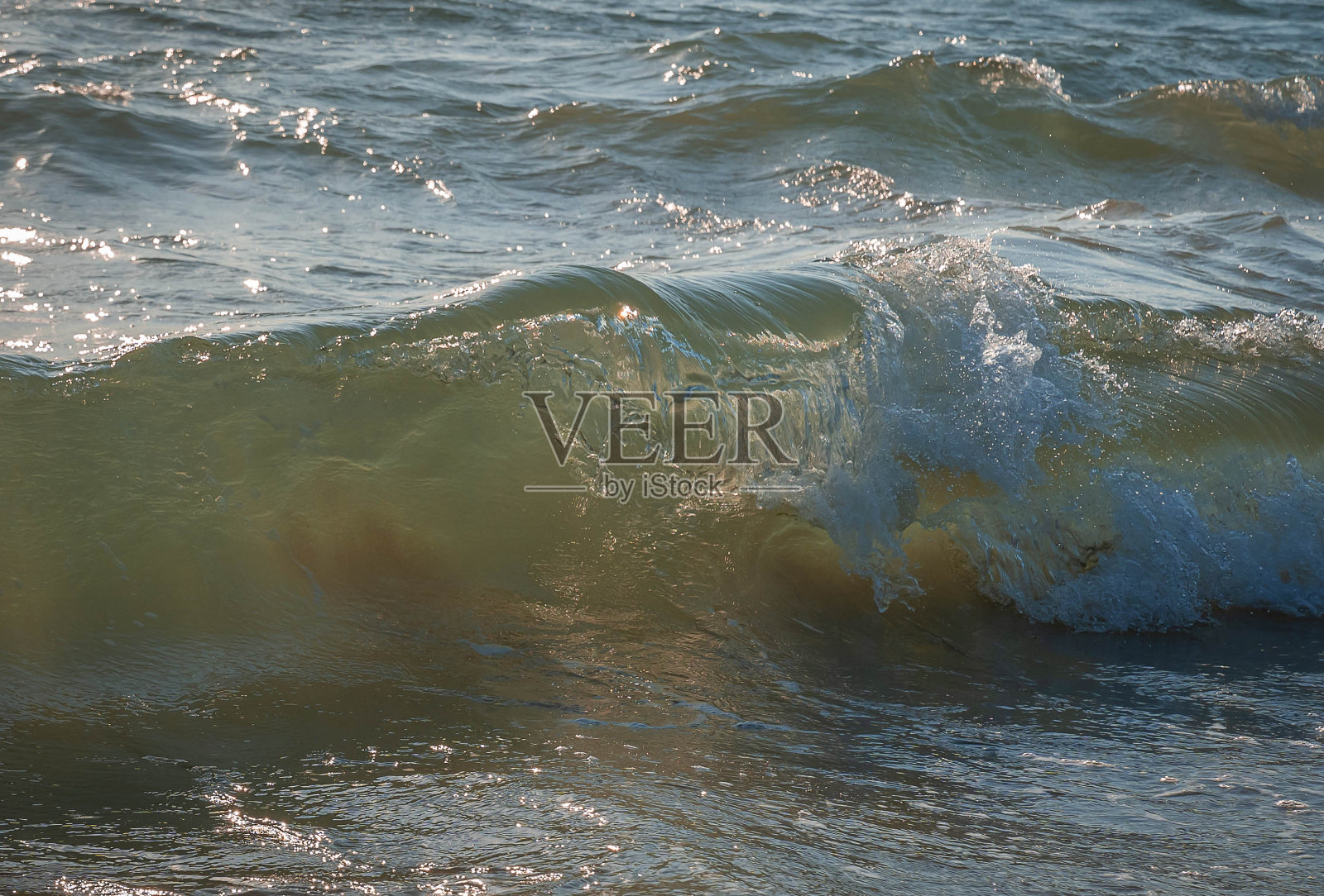 在意大利萨巴迪亚的Circeo公园里,五颜六色的海浪溅起了水花和白色的浪花照片摄影图片