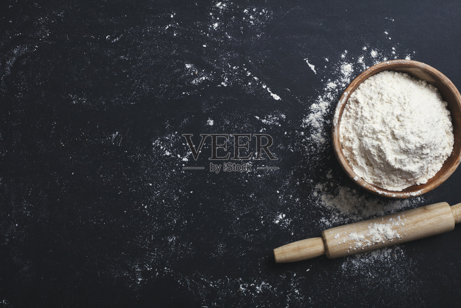 面包房-黑色黑板背景上的金色乡村面包和面粉。照片摄影图片