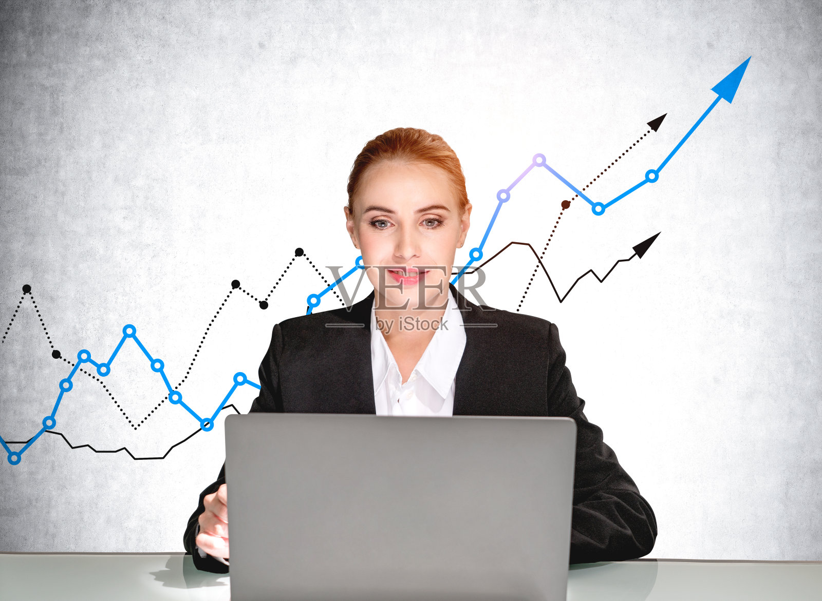 女商人正在用笔记本电脑研究股票市场上涨的背景照片摄影图片
