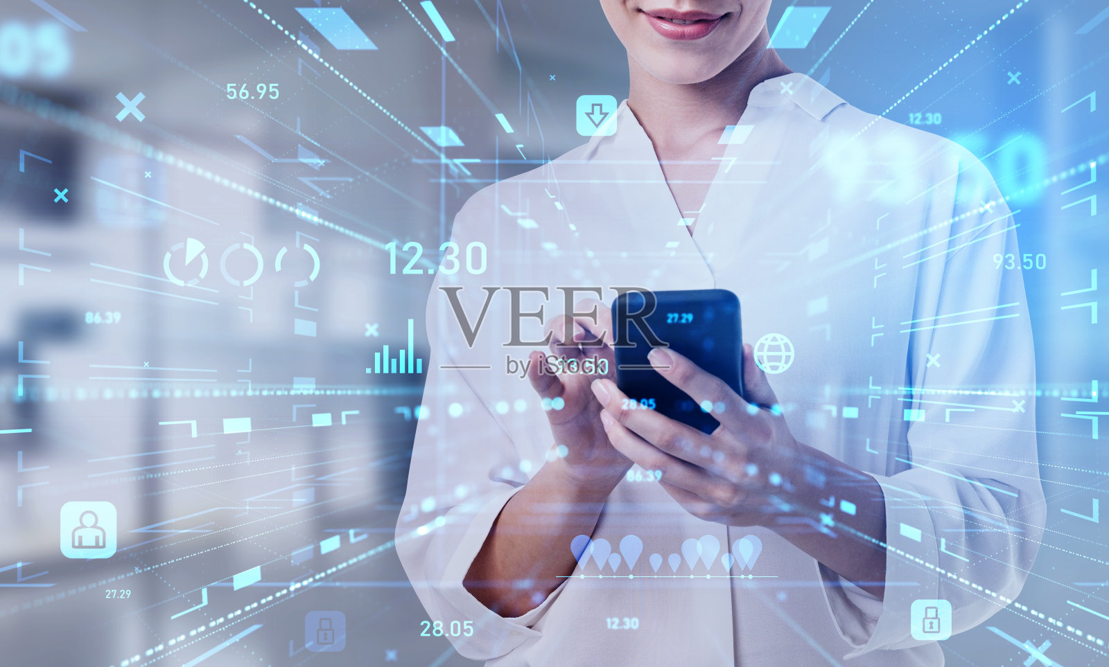 女商人工作与电话在手中,数字hud与数字和线照片摄影图片