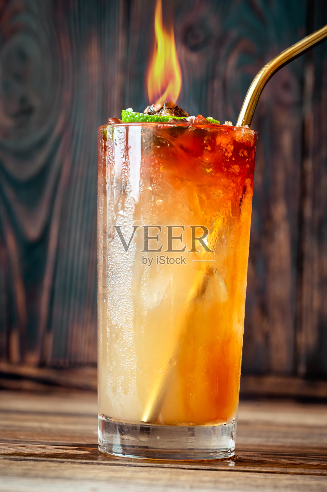 一杯圣水鸡尾酒照片摄影图片