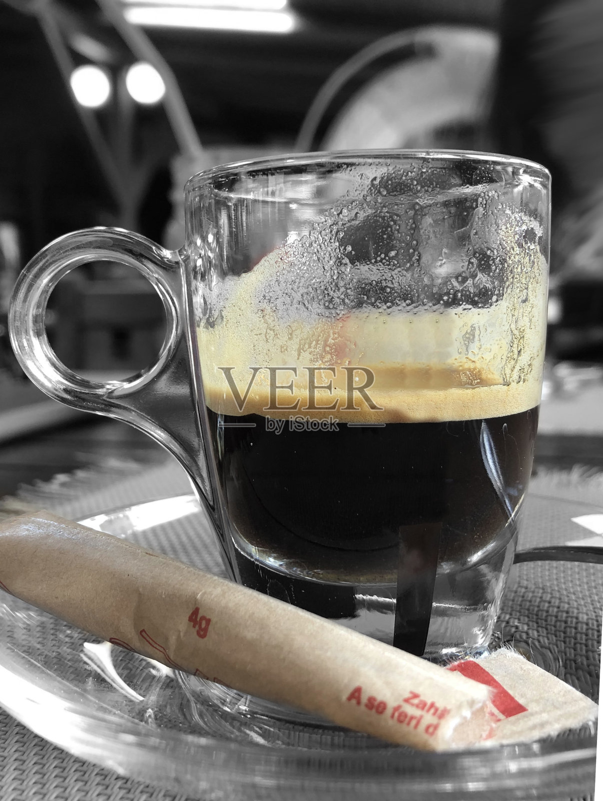 玻璃杯里的意大利浓咖啡照片摄影图片