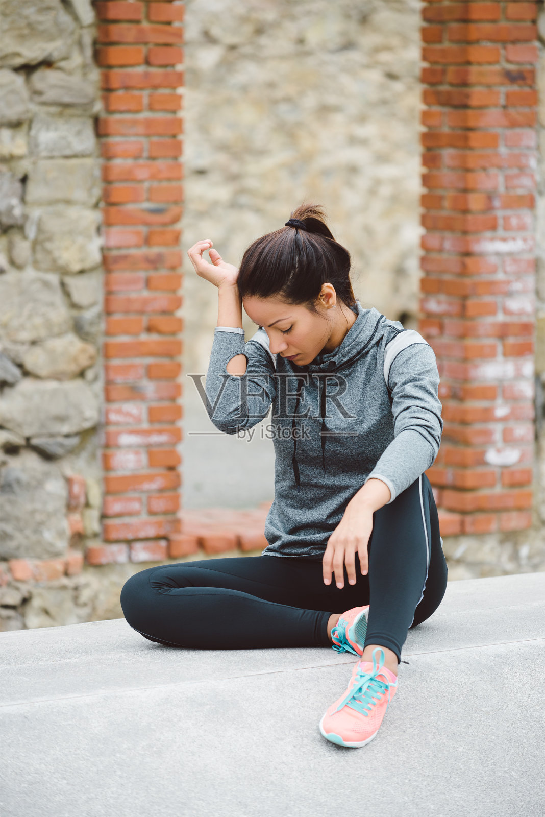 疲惫沮丧的女人正在健身休息照片摄影图片
