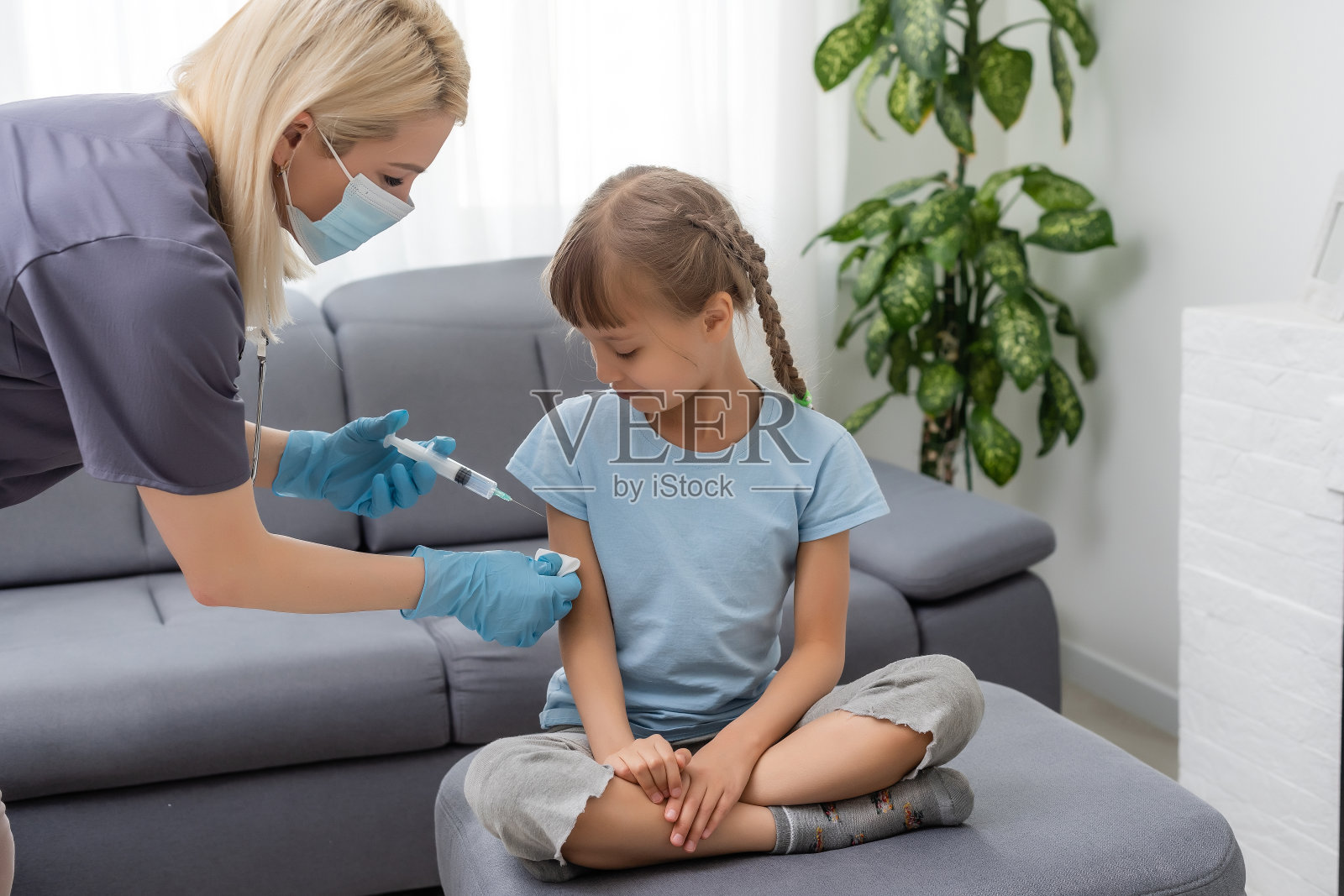 护士正在给小女孩病人注射疫苗照片摄影图片